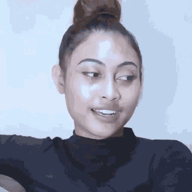 Tersenyum Novia Bachmid GIF