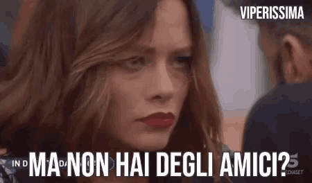 a close up of a woman 's face with the words `` ma non hai degli amici ? ''