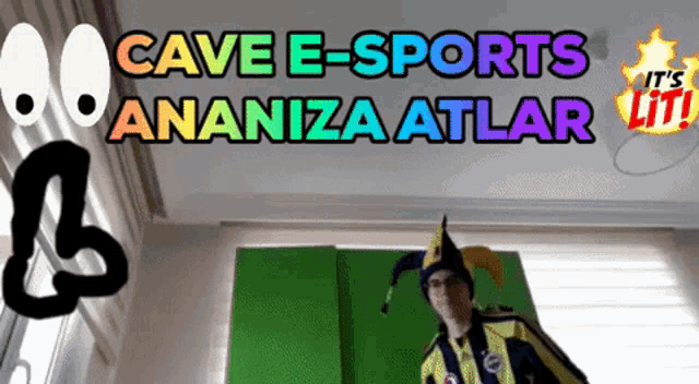 a man in a jester hat stands in front of a green screen with the words cave e-sports anania atlar