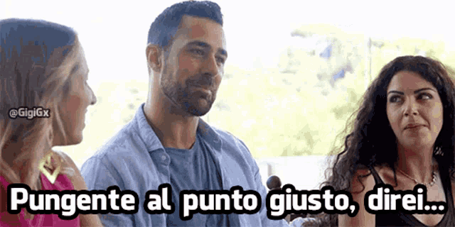 a man and two women are sitting next to each other with the words pungenti al punto giusto direi