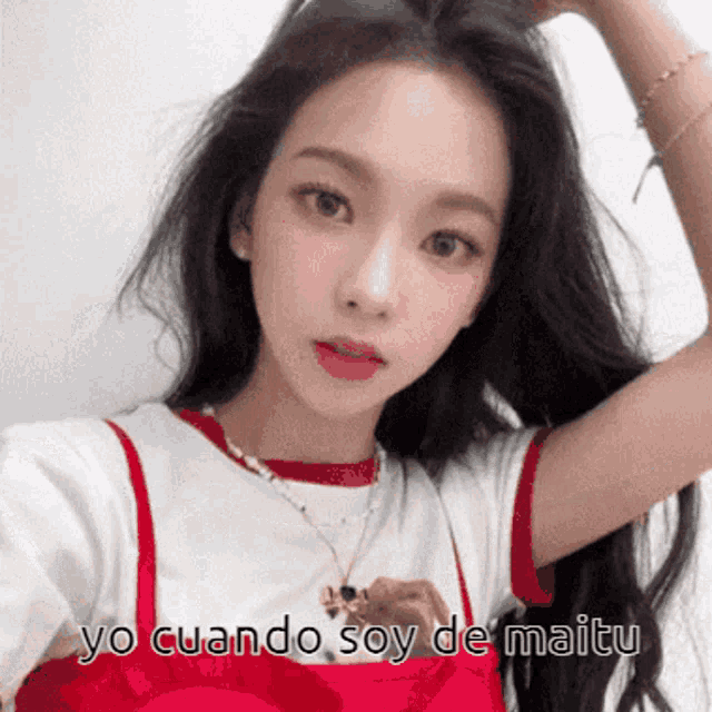 a girl taking a selfie with the words yo cuando soy de maitu written below her