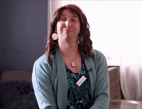 a woman wearing a name tag that says ' reline ' on it