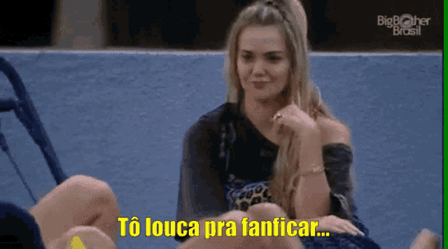 a woman sitting on a bench with the words to louca pra fanficar written on the bottom