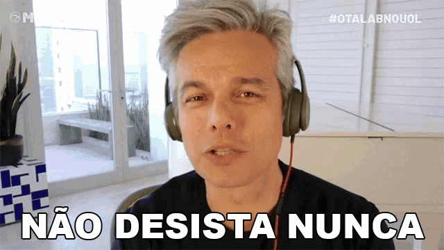a man wearing headphones says não deista nunca