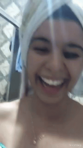 Viralhog Laughing GIF - Viralhog Laughing Shower GIFs