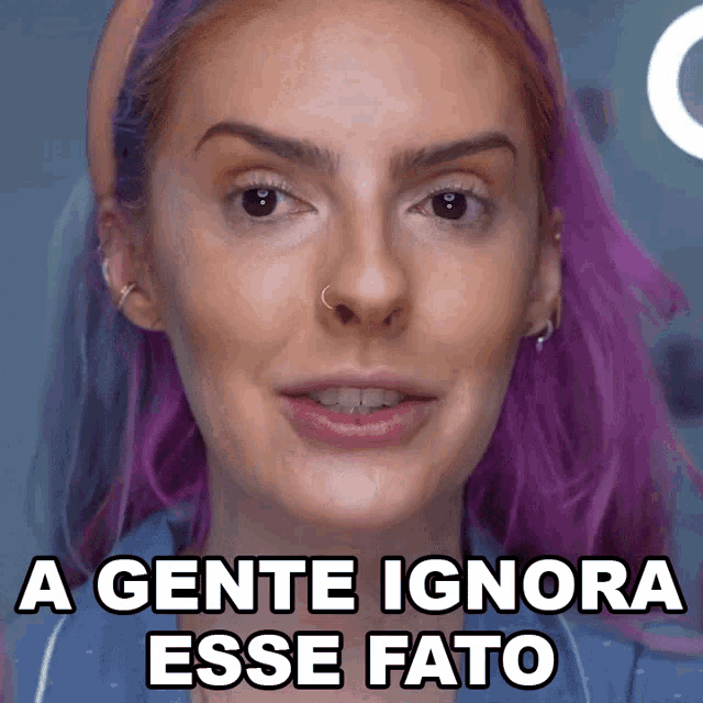 a woman with purple hair has the words a gente ignora esse fato above her face