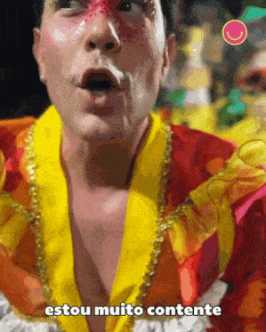 a man in a clown costume with the words " estou muito contente " below him