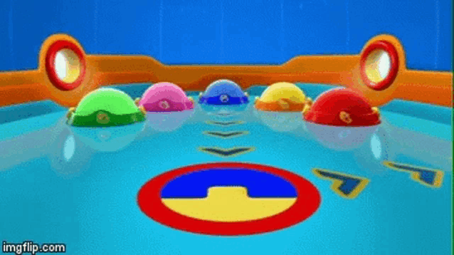 a bunch of balls are floating in a pool with a circle in the middle