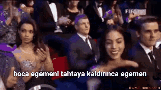 a group of people sitting in front of a screen that says " hoca egemeni tahtaya kaldirince egemen "