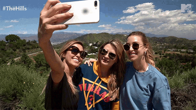 Groupie Photography GIF - Groupie Photography Picture Perfect GIFs
