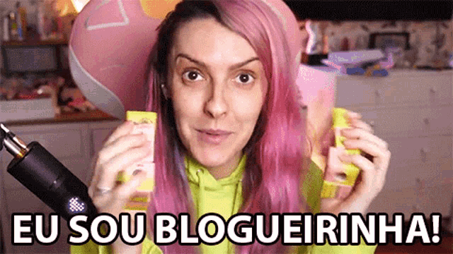 a woman with pink hair has the words eu sou blogueirinha