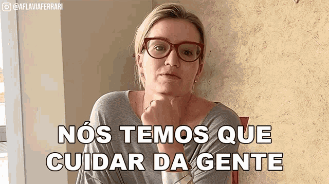 a woman wearing glasses says nos temos que cuidar da gente in portuguese