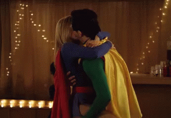 Supergirl Kiss GIF - Supergirl Kiss Robin GIFs