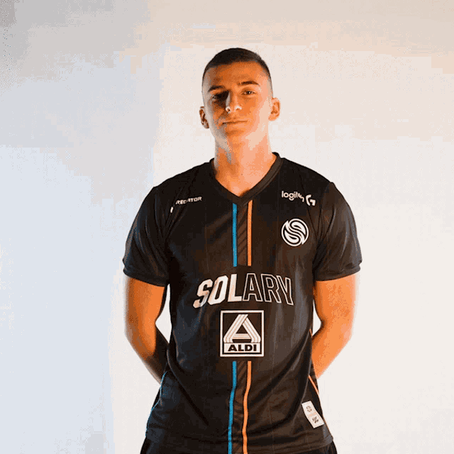 a man wearing a black shirt that says solary and aldi