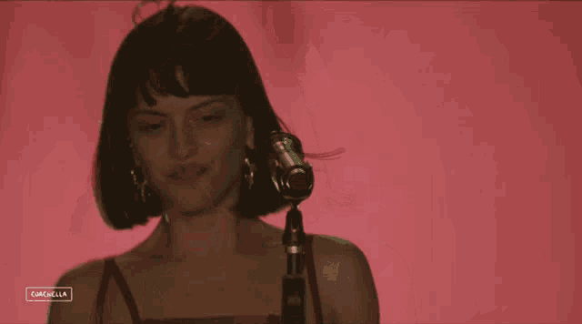 a woman singing into a microphone with the word cancella in the lower right corner