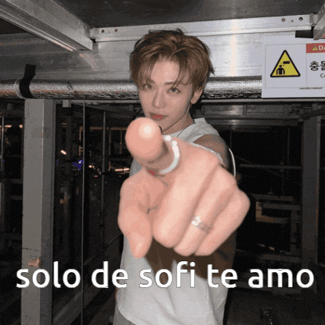a man is pointing at the camera with the words solo de sofi te amo below him