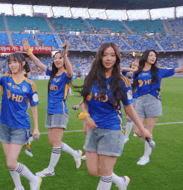 a group of girls wearing blue shirts that say hd on them