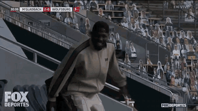 a fox deportes screen shows a man walking down stairs