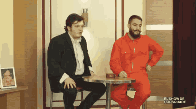 two men sitting at a table with el show de rodsquare on the bottom