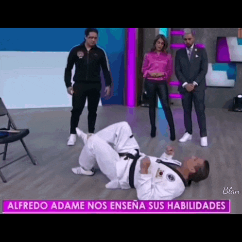alfredo adame nos enseña sus habilidades is displayed on a tv screen