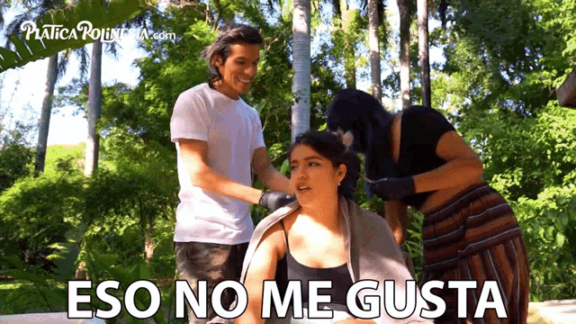 a woman is getting her hair dyed by a man with the words eso no me gusta on the bottom