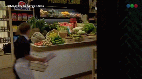 Comprando En El Supermercado Paola Pareto GIF - Comprando En El Supermercado Paola Pareto Master Chef Argentina GIFs