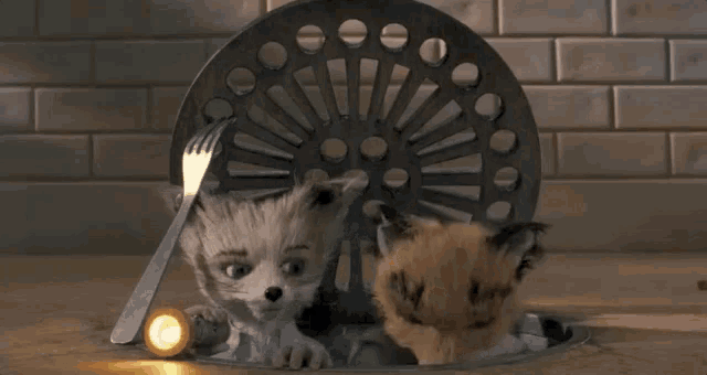 two dogs with a fork in their mouth and the words ficamos bonitos below them