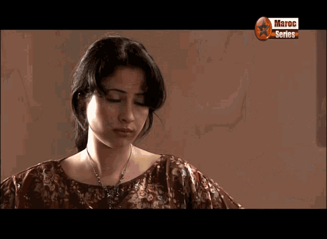 a woman in a floral dress is on a screen that says ' maroc series ' at the top