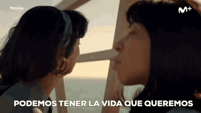 two women kissing with the words " podemos tener la vida que queremos " written below them