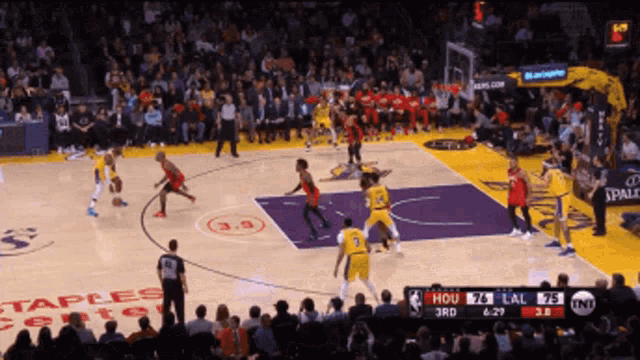 a basketball game being played at staples center