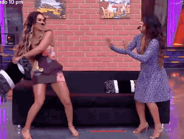 Angie Arizaga GIF