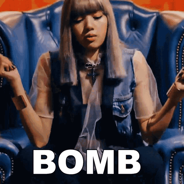 Bomb Bomb Lisa GIF - Bomb Bomb Lisa Blackpink GIFs