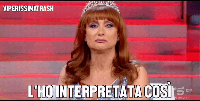 a woman wearing a tiara says l' ho interpretata cos