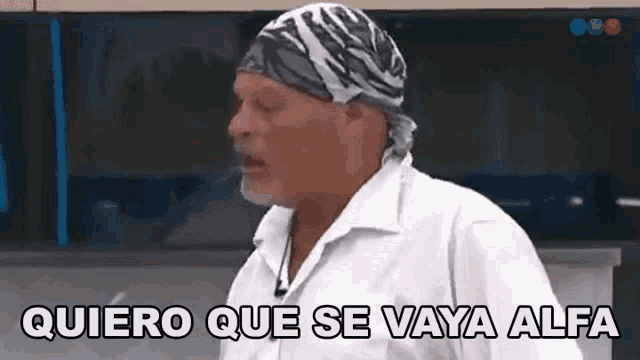 a man wearing a bandana and a white shirt is saying quiero que se vaya alfa .