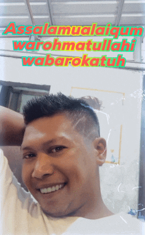 a man is smiling with the words " assalamualaikum warohmatullahi wabarakatuh " above him