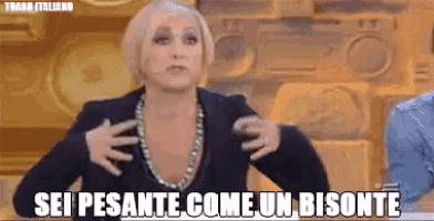 a woman is holding her chest and says sei pesante come un bisonte in a foreign language