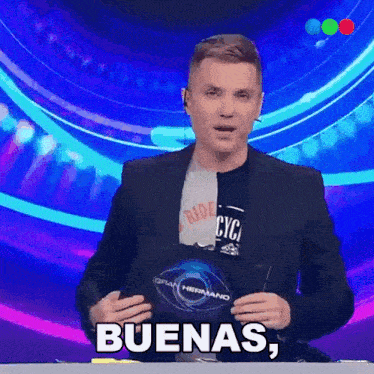 a man is holding a sign that says buenas on it