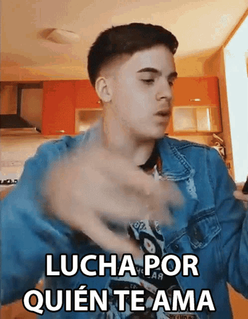 a young man in a blue denim jacket says lucha por quien te ama in spanish