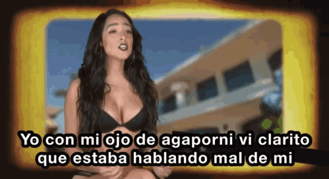 a woman in a black bra says yo con mi ojo de agaporni vi clarito