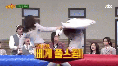 베개 베개싸움 아이오아이 폭력 GIF - Pillow Fight Kpop Korean GIFs