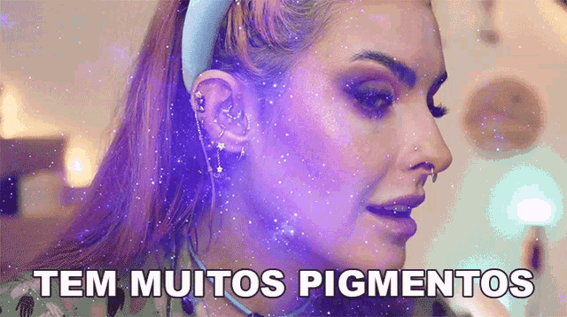 a close up of a woman 's face with the words tem muitos pigmentos written above her