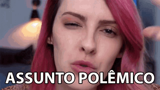 a woman with pink hair is making a funny face and has the words assunto polemico written above her