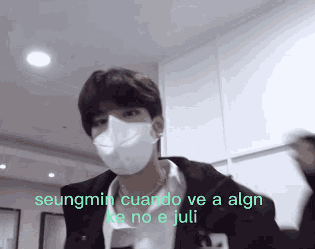 a man wearing a mask says seungmin cuando ve a algn