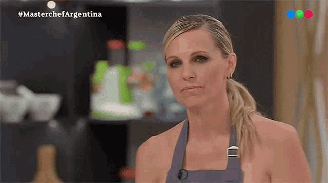 a woman in an apron is on a tv show called master chef argentina