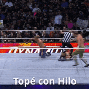 a wrestling match with the words tope con hilo on the bottom right