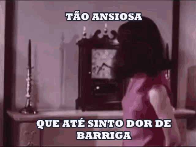 a woman standing in front of a clock with a caption that says tão ansiosa