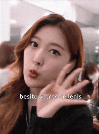 a woman making a funny face with the words " besito si eres de lenis " above her