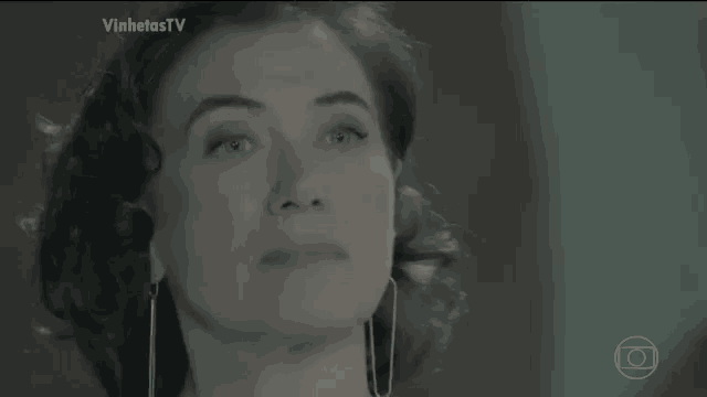 a close up of a woman 's face with the words vinhetastv on the bottom left