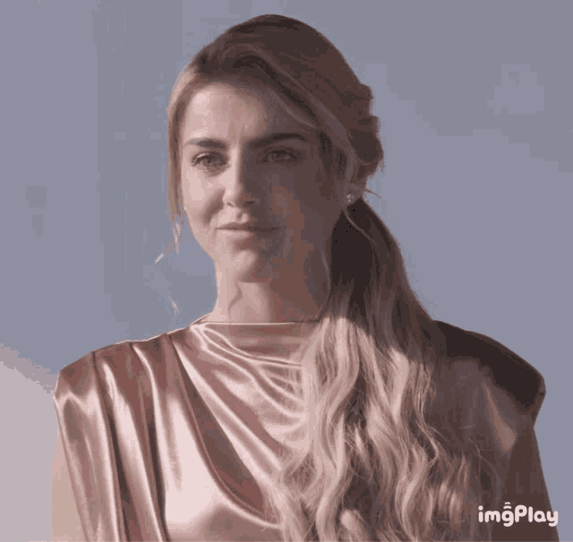 a woman in a pink dress is being displayed on a screen with the hashtag imgplay