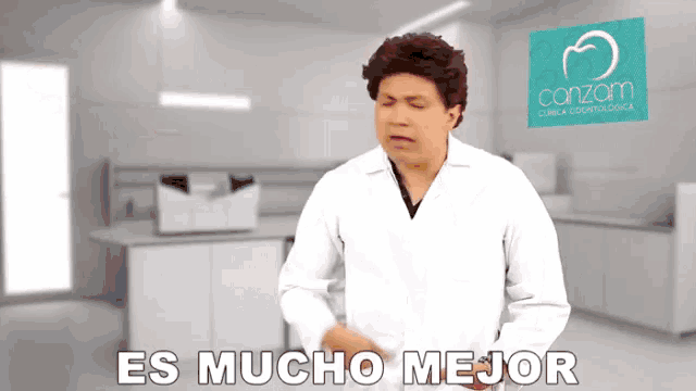 a man in a lab coat says " es mucho mejor "